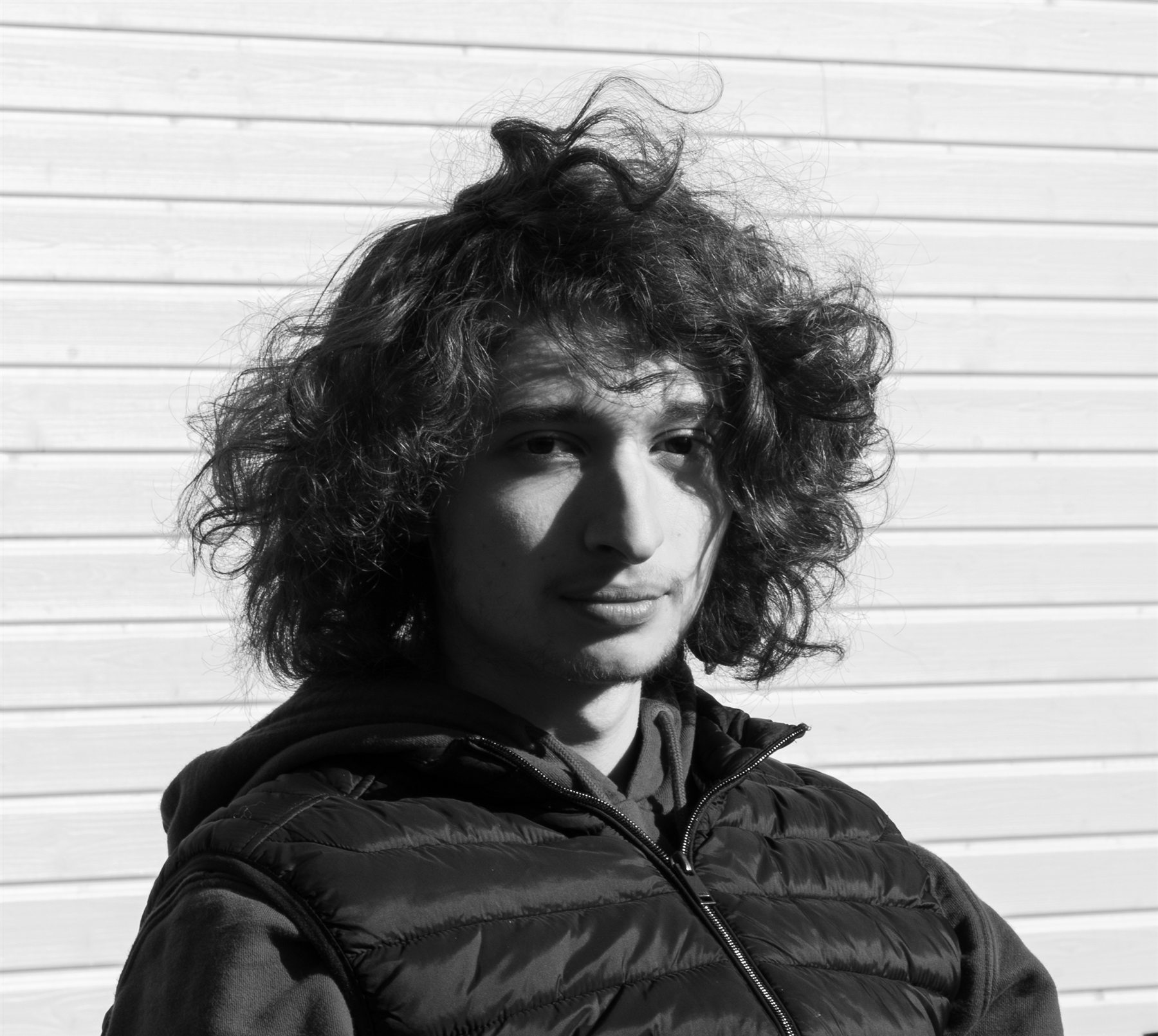 Portrait en noir et blanc réalisé dans le cadre d’un tournage.