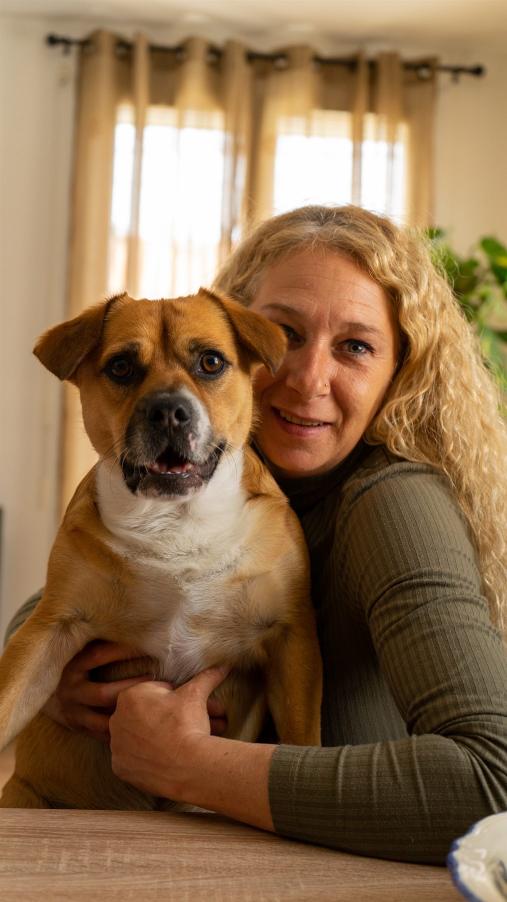 Portrait d’une femme assise auprès de son chien.