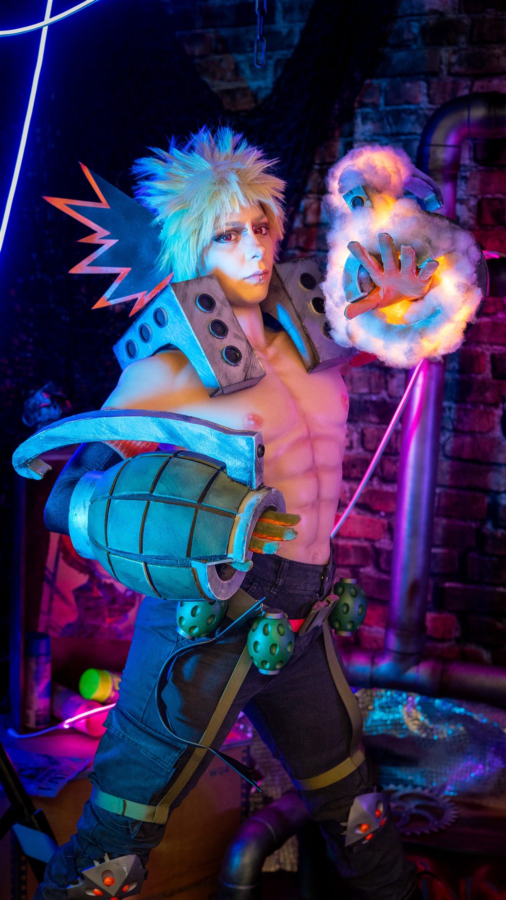 Portrait expressif d’un cosplay aux couleurs vives.