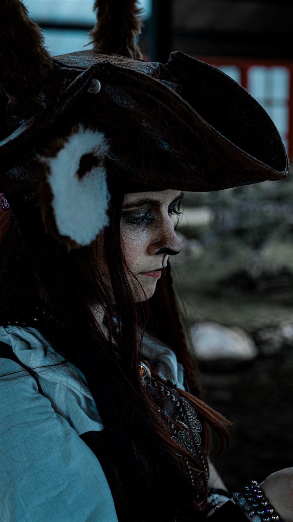 Portrait sombre d’un personnage inspiré de la piraterie.