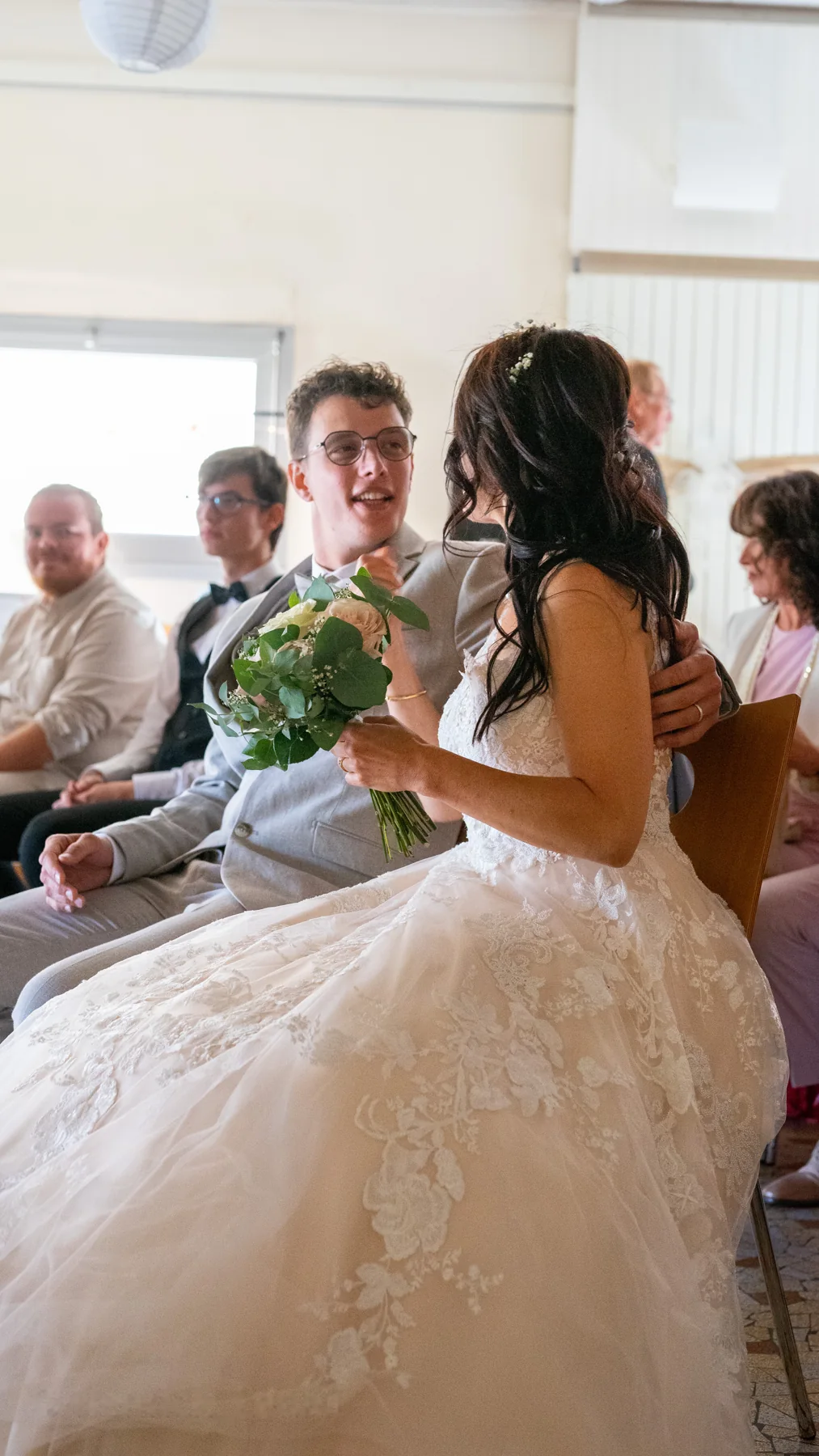 Flore et Kévin pendant la célébration, entourés de leurs invités