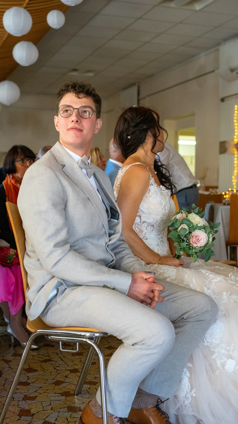 Flore et Kévin pendant la célébration, entourés de leurs invités