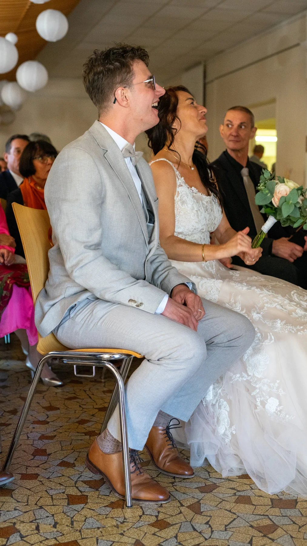 Flore et Kévin pendant la célébration, entourés de leurs invités