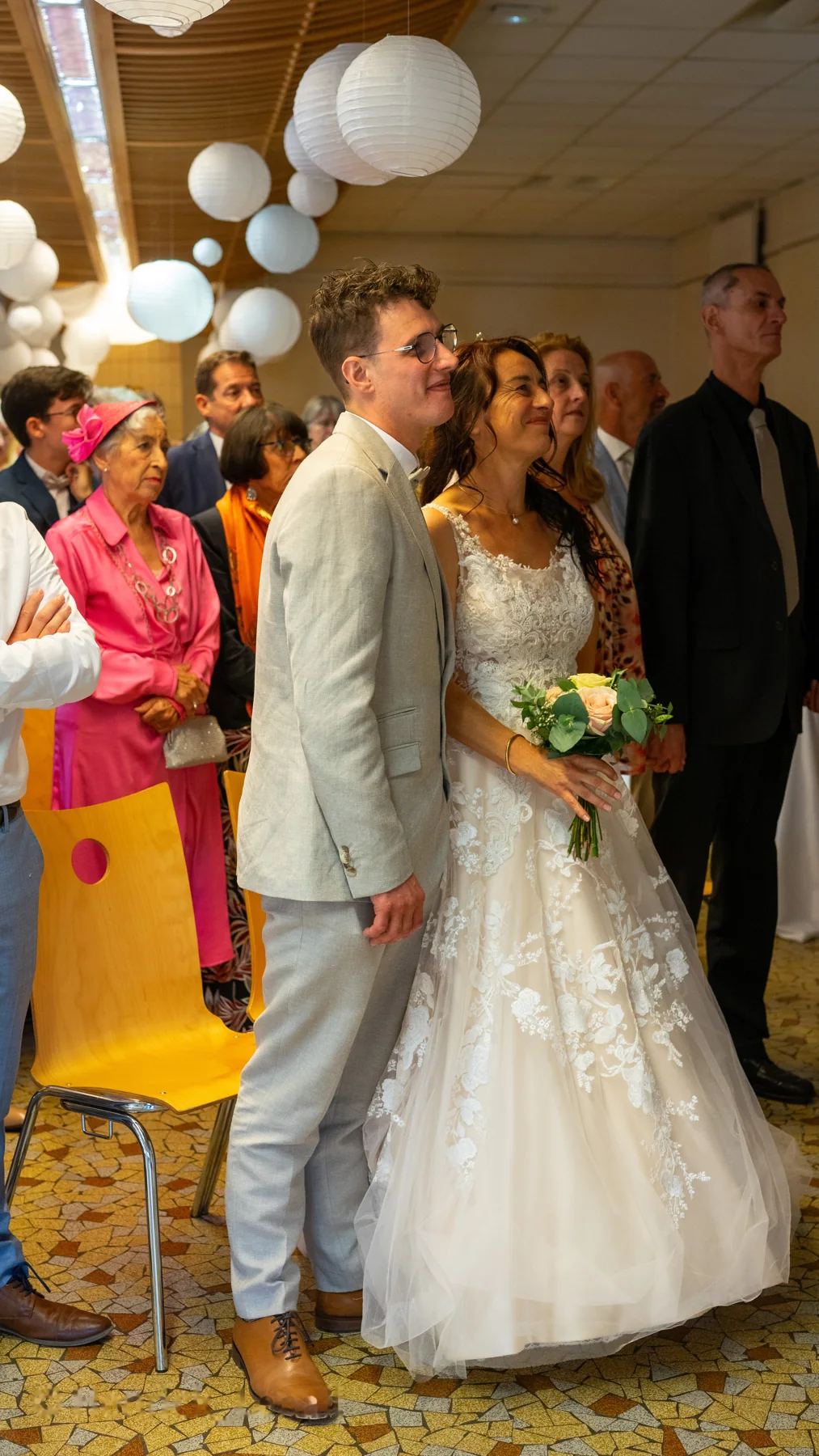 Flore et Kévin pendant la célébration, entourés de leurs invités
