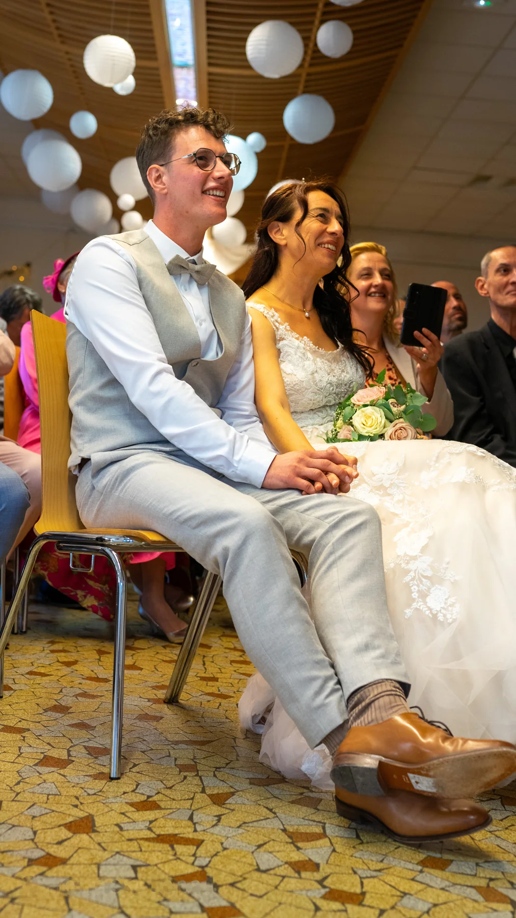 Flore et Kévin pendant la célébration, entourés de leurs invités