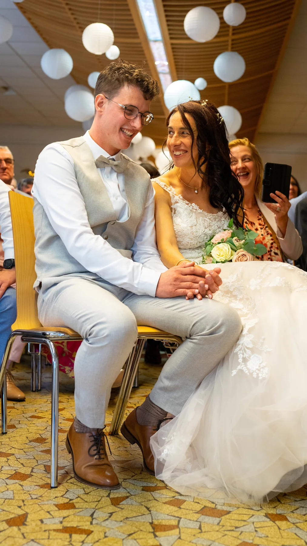 Flore et Kévin pendant la célébration, entourés de leurs invités