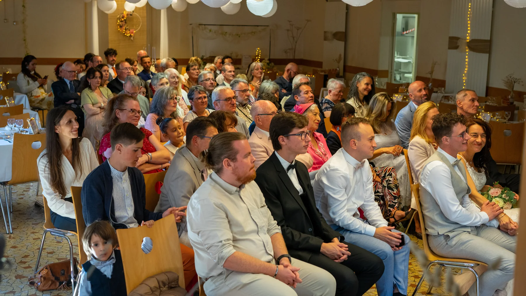 Flore et Kévin pendant la célébration, entourés de leurs invités