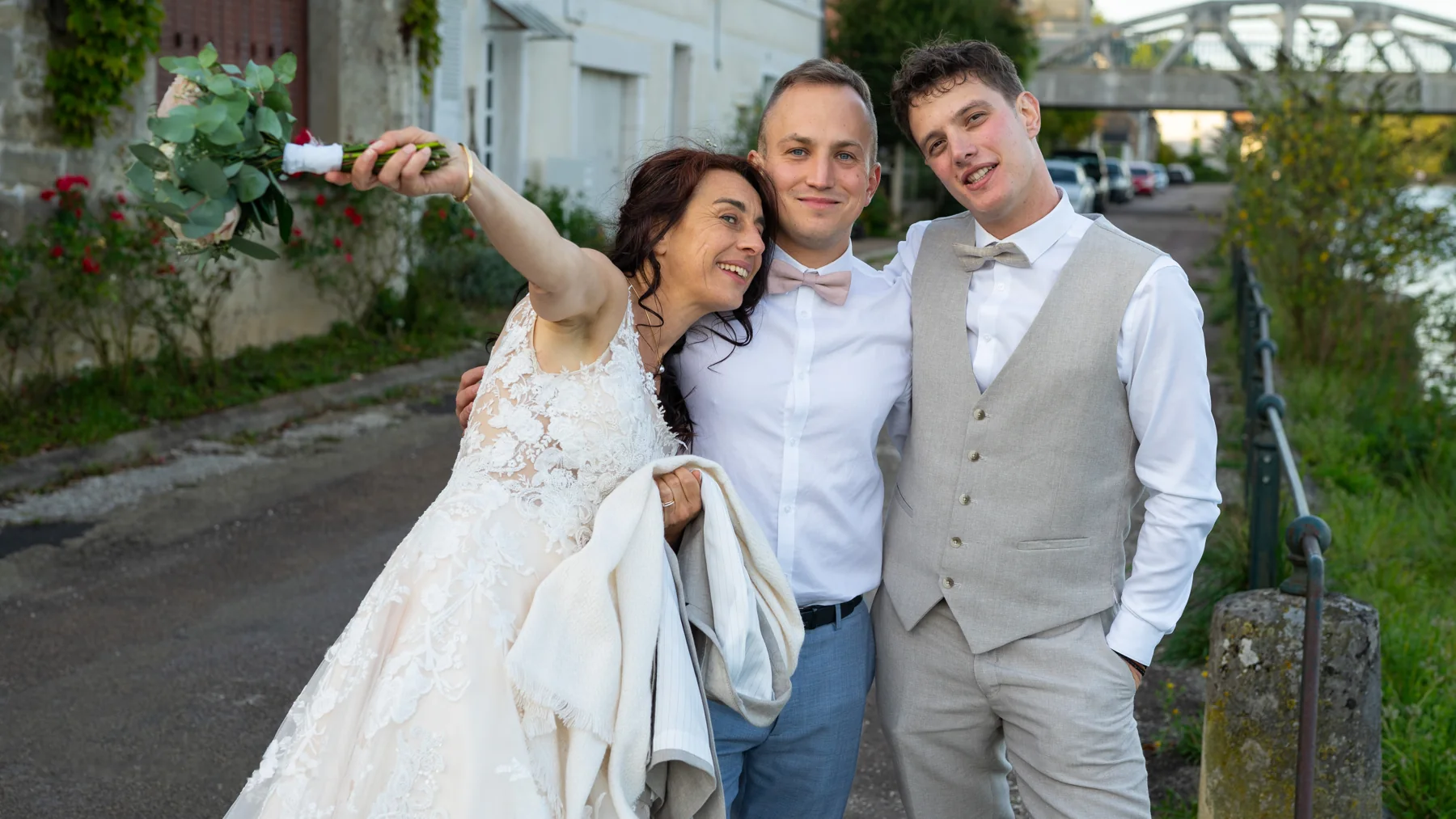 Flore et Kévin avec leurs proches