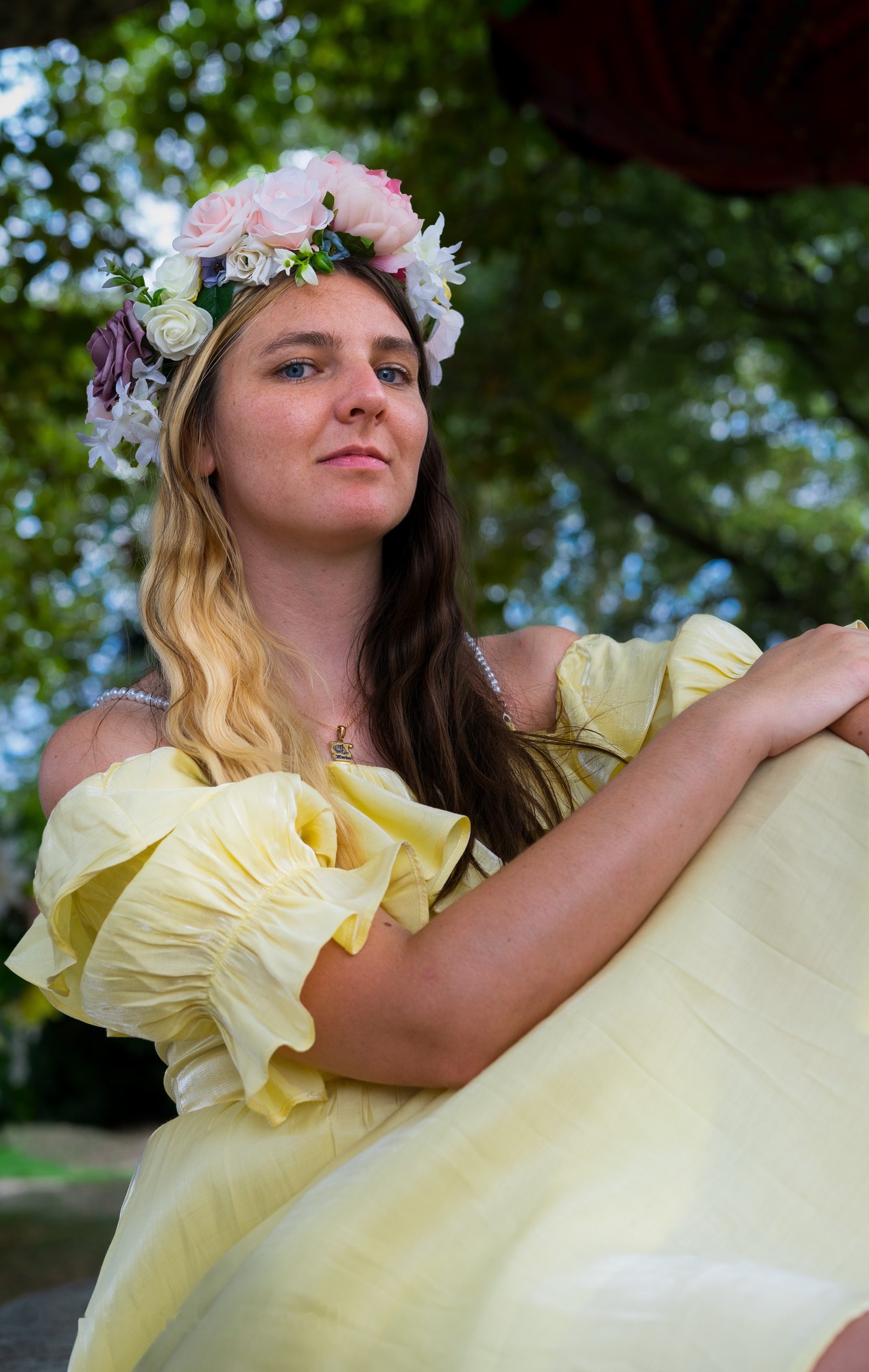 Portrait de Boubou en extérieur, avec une couronne de fleurs.