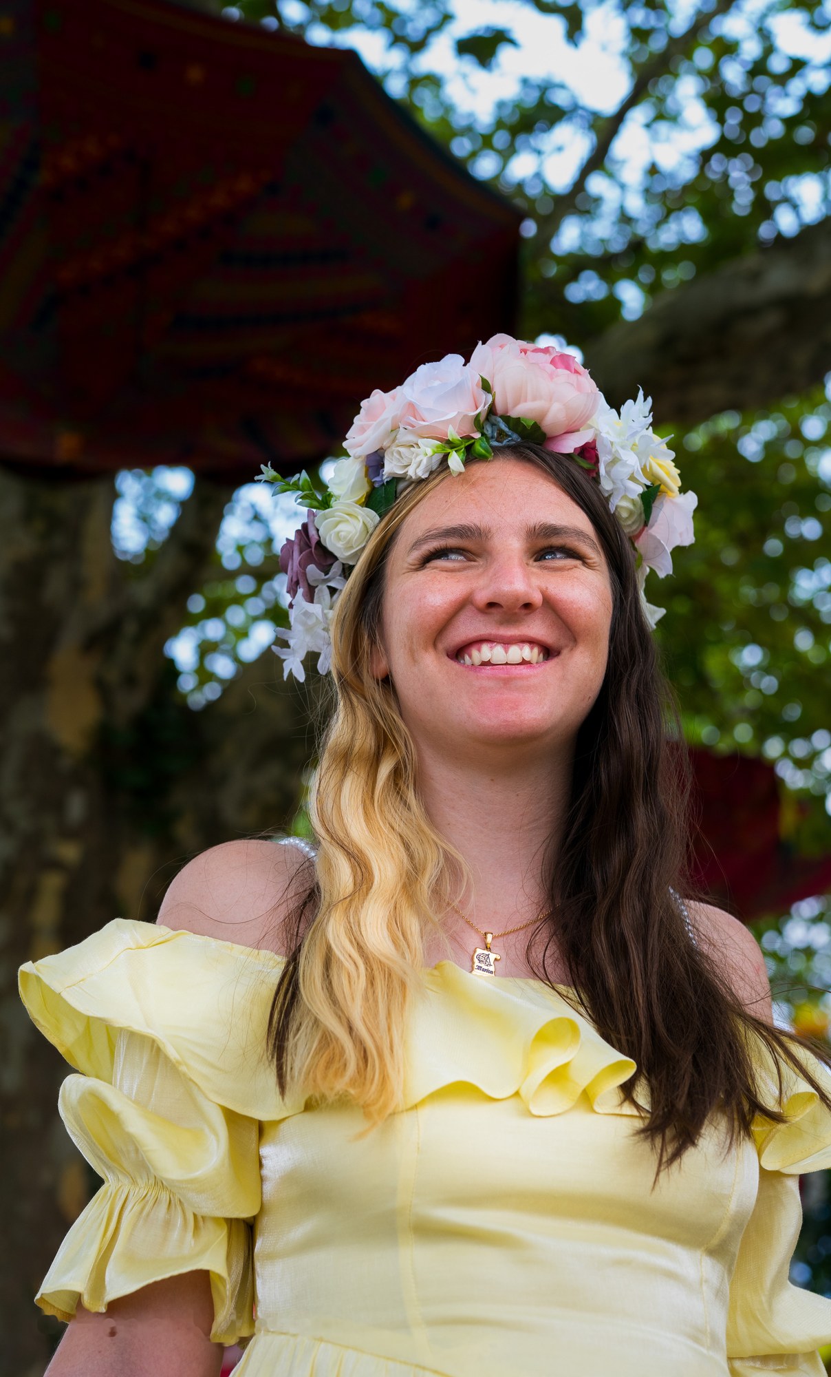 Portrait de Boubou en extérieur, avec une couronne de fleurs.