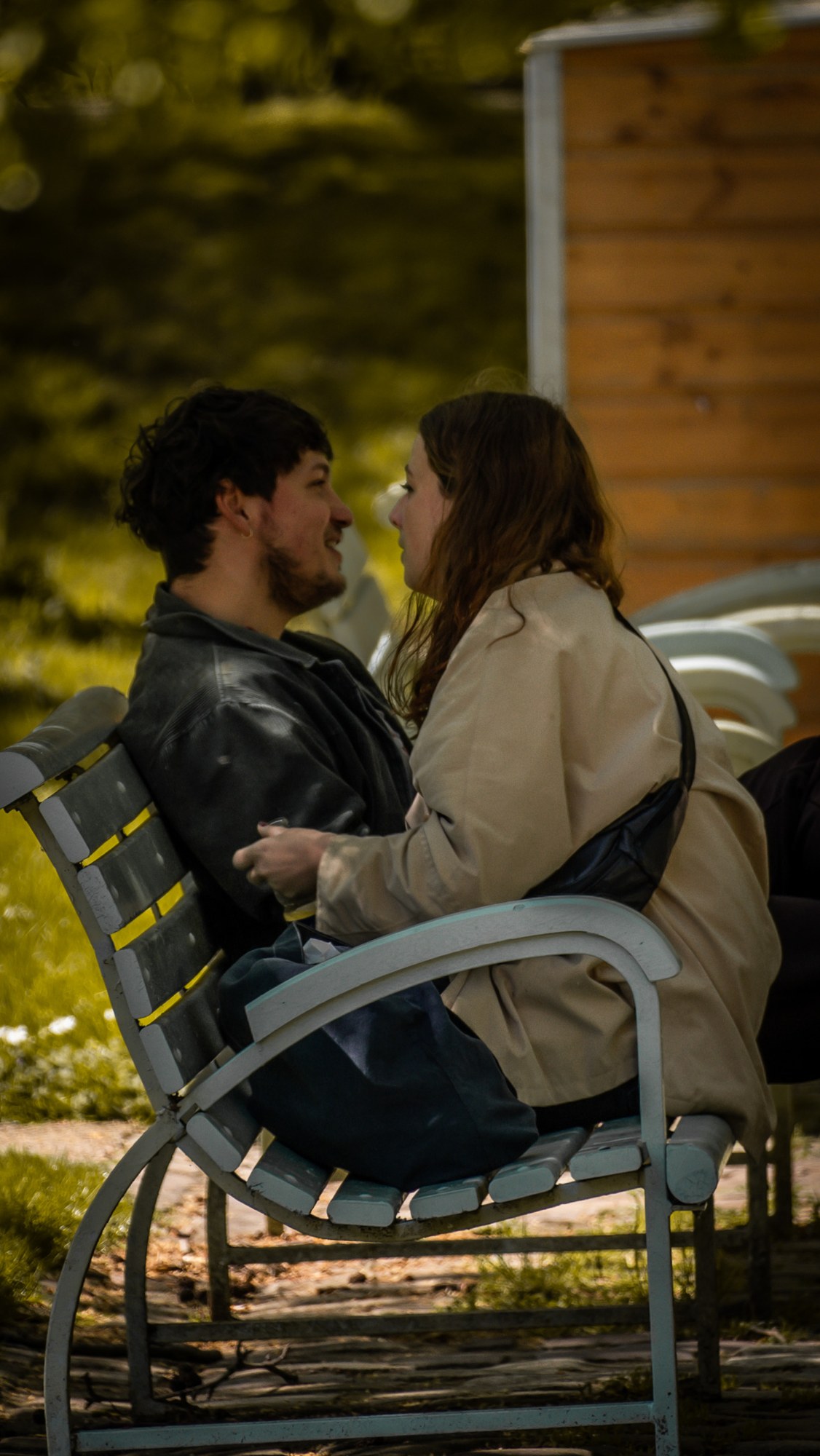 Deux personnes assises face à face sur un banc.